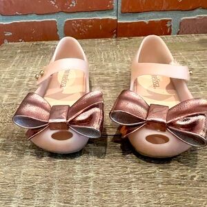 Mini Melissa, size 5 (walker). Pink with bow